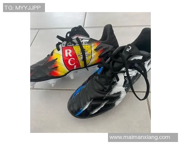 球星助阵新款足球鞋上脚效果图揭晓,打造速度与舒适并存的全新体验